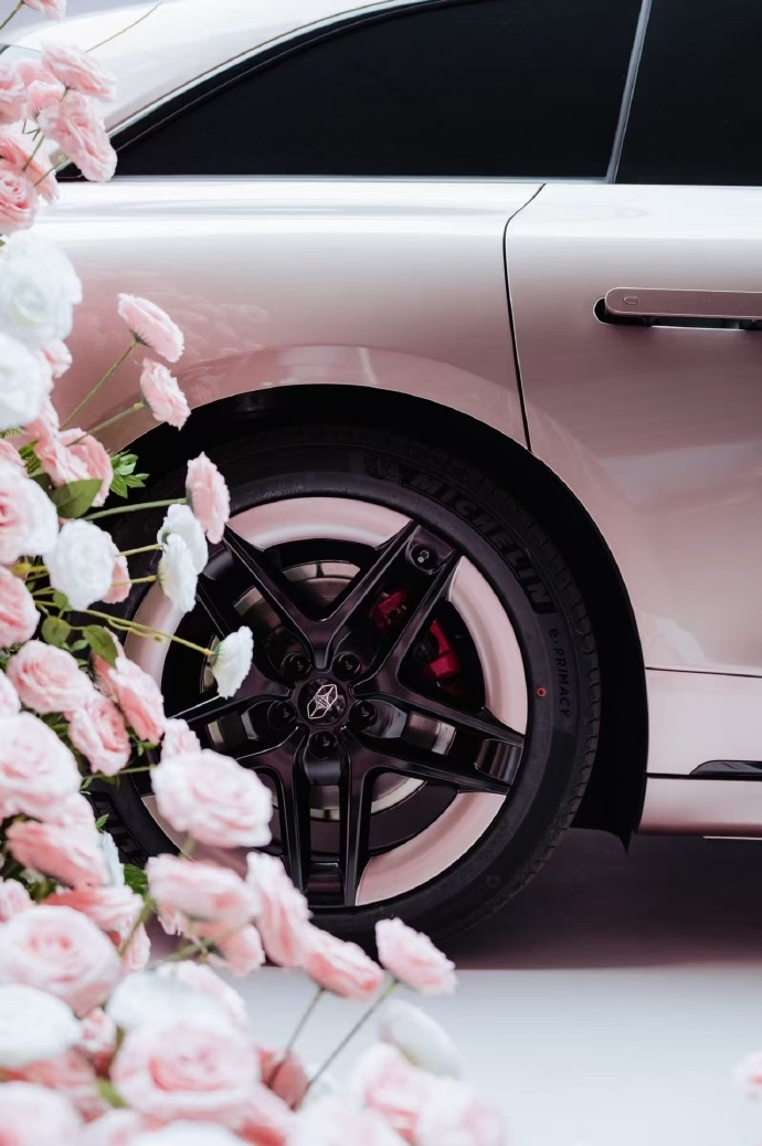 享界 S9 亮相 2026 北京时装周作为时装周礼宾用车惊艳全场新配色与时尚氛围