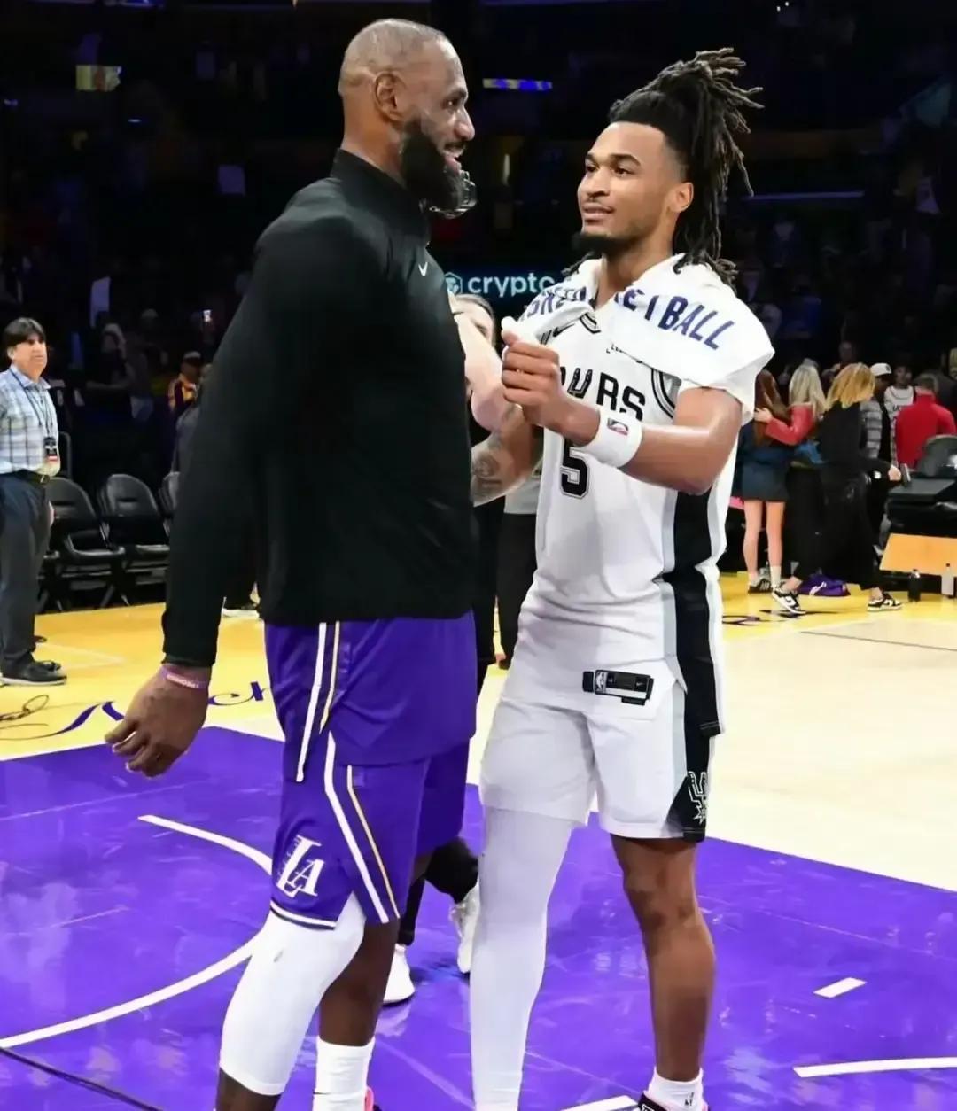 马刺的核心从来不是文班亚马。

是那个刚把雷霆防线撕碎的二年级生。就在昨天，卡斯