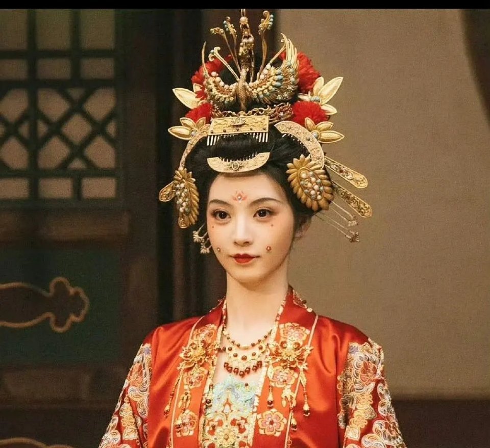 卢昱晓和田曦薇的造型完全一样吧 谁更适合？ 