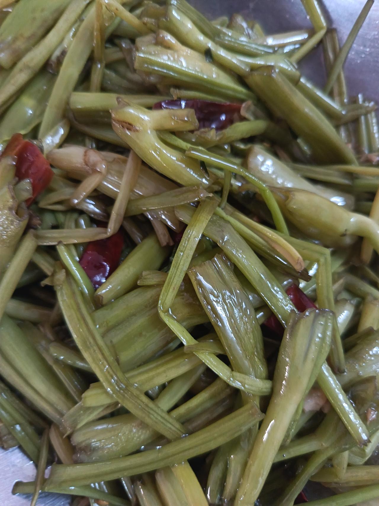 夏日生活打卡季今天中午的空心菜分两次炒着次，一菜梗，用猪肉油，干辣椒，大蒜末，味