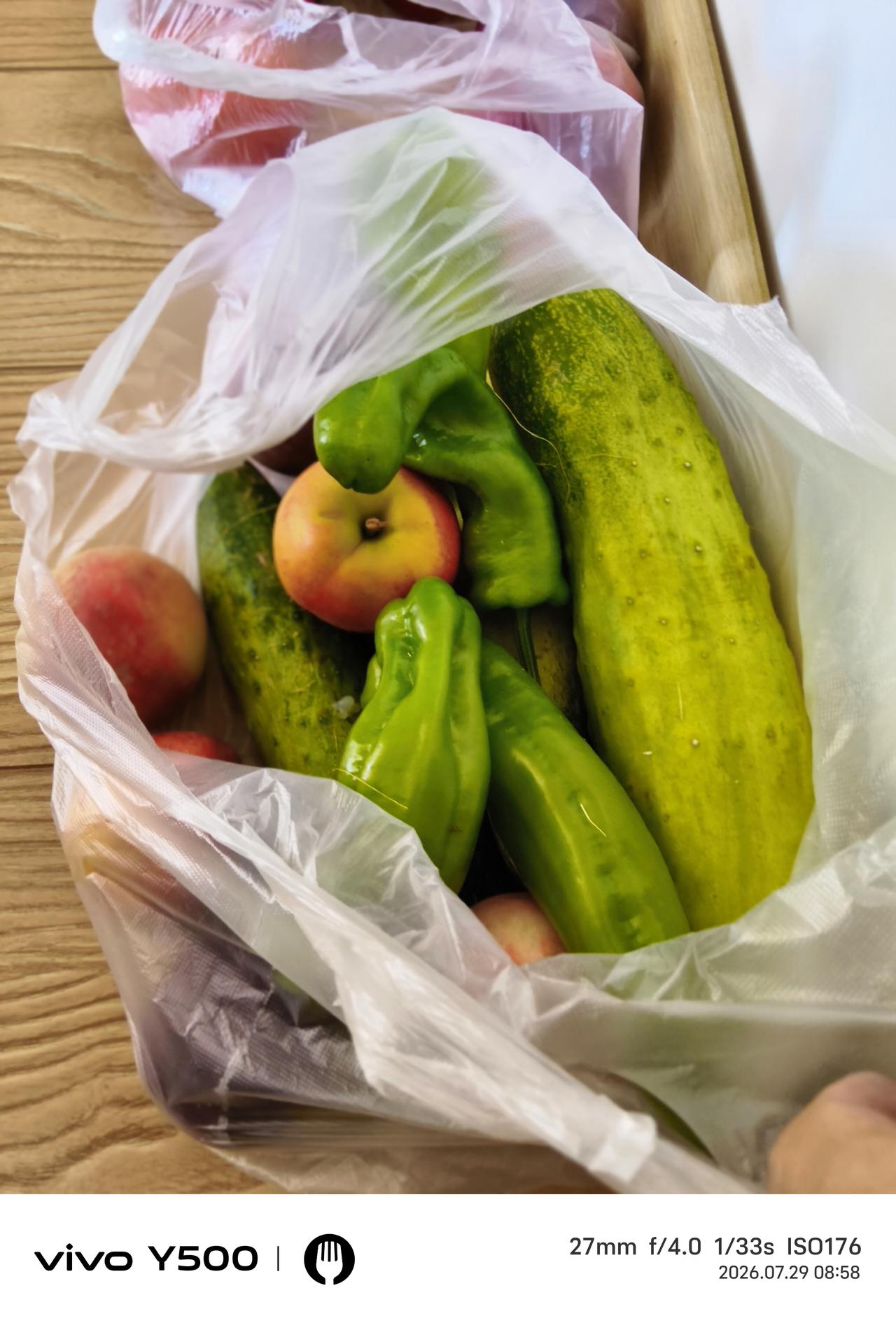 老五兄弟送菜
      早晨五点半在床上迷迷糊糊的，电话响了，谁这么早就打电话