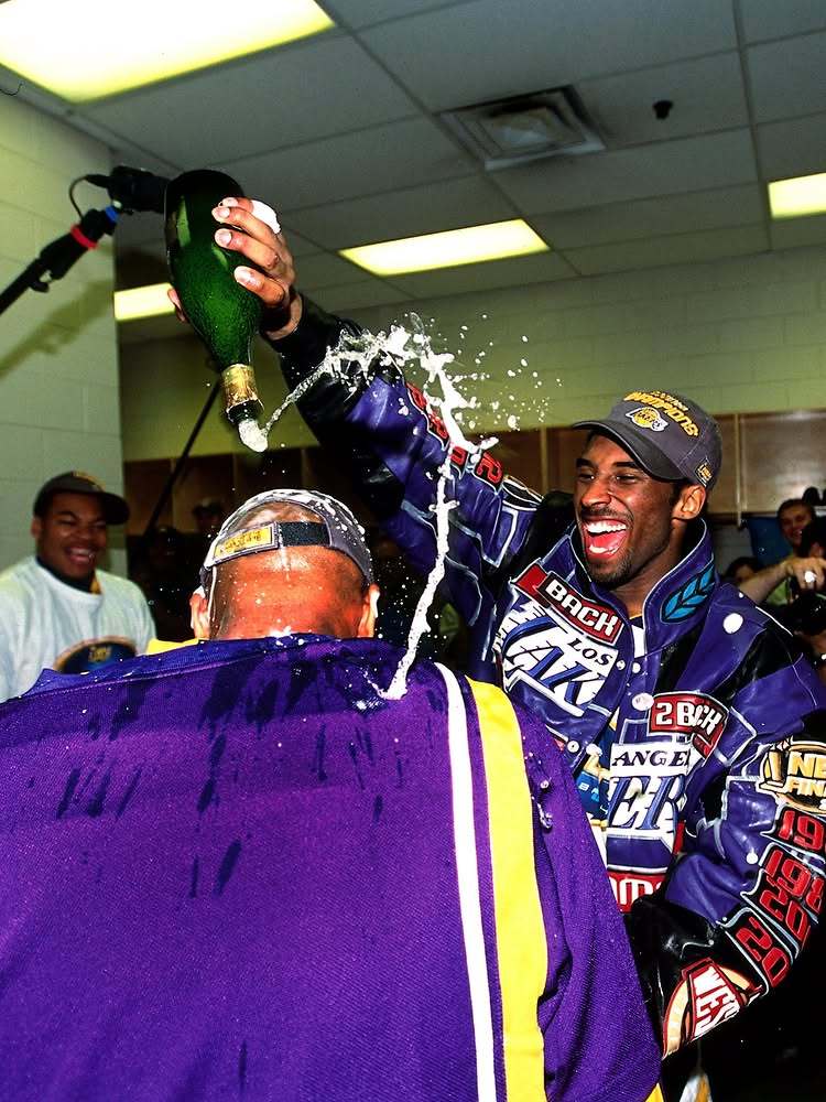 🗓️ 6-15-2001  Kobe and the Lakers go ba
