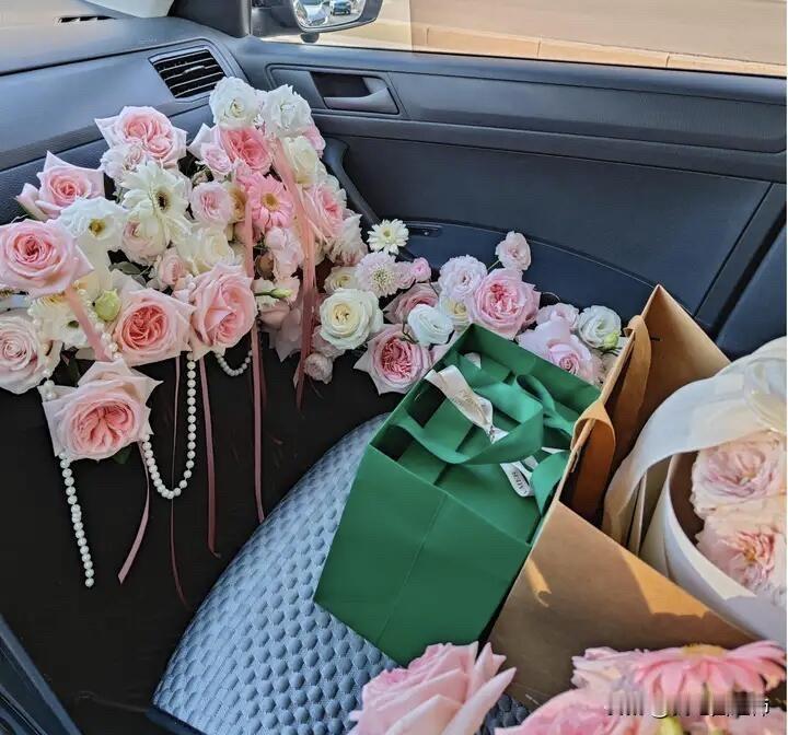 向相亲对象花车表白，被无情拒绝沦为小丑…
同事给我介绍了一个女孩，我93她96，