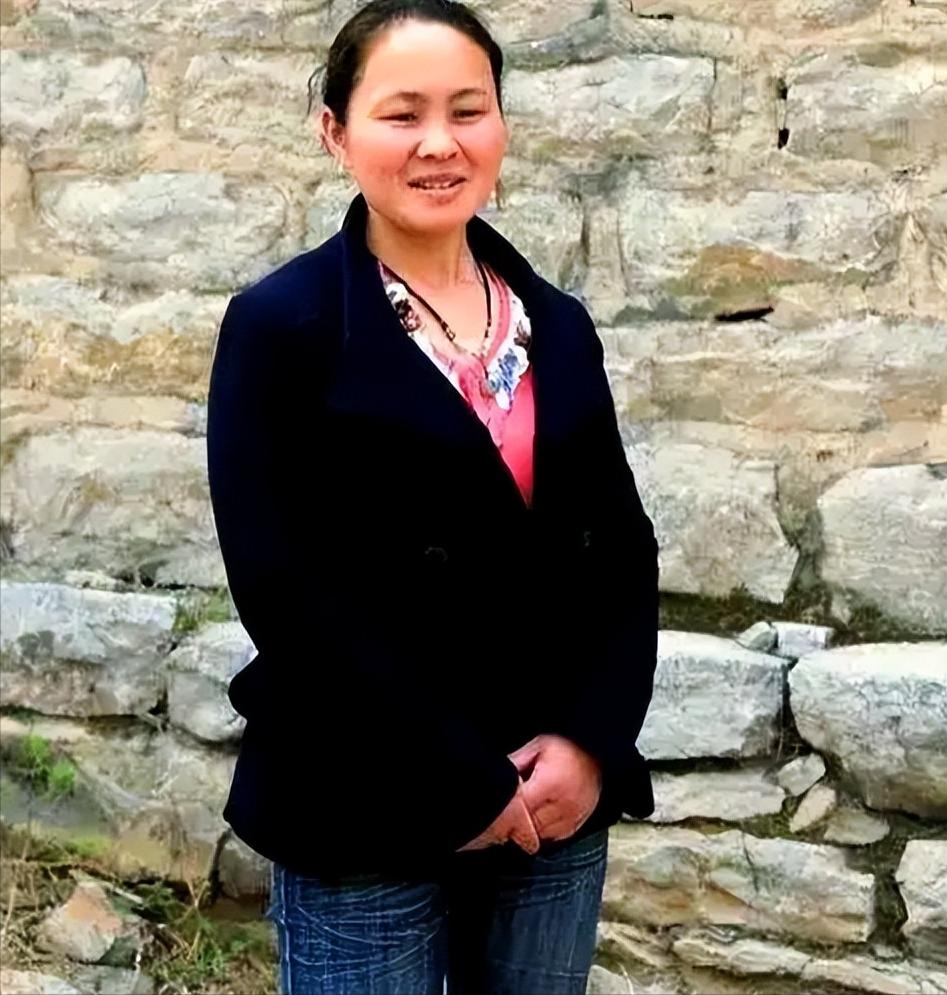 [微风]1994年，一名18岁的女孩被人贩子以2700元卖给了一位放羊人，洞房当