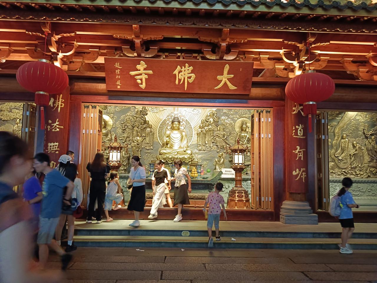 我认为值得！因为，难得节假日，本就应该去放松，去挤挤热闹。而热门景区不但景色优，