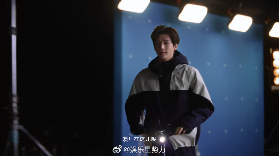 谁懂王安宇这股活人感 片场拍摄花絮太有看点，王安宇自在又鲜活，随着一个个WAY镜