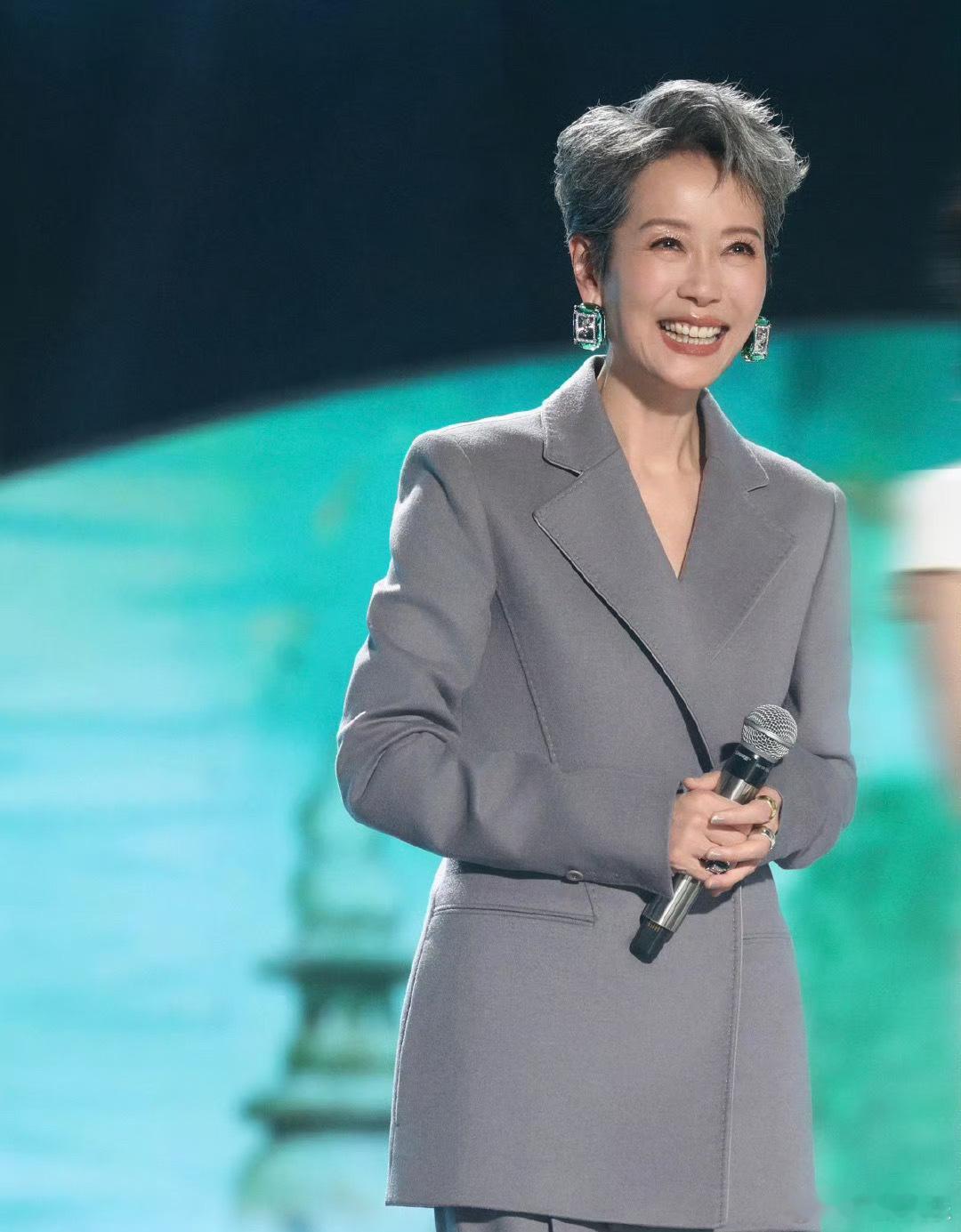 #叶童被破口大骂粉丝吓到#叶童在机场与粉丝互动给粉丝签名，突然闯进一男粉丝要求拍