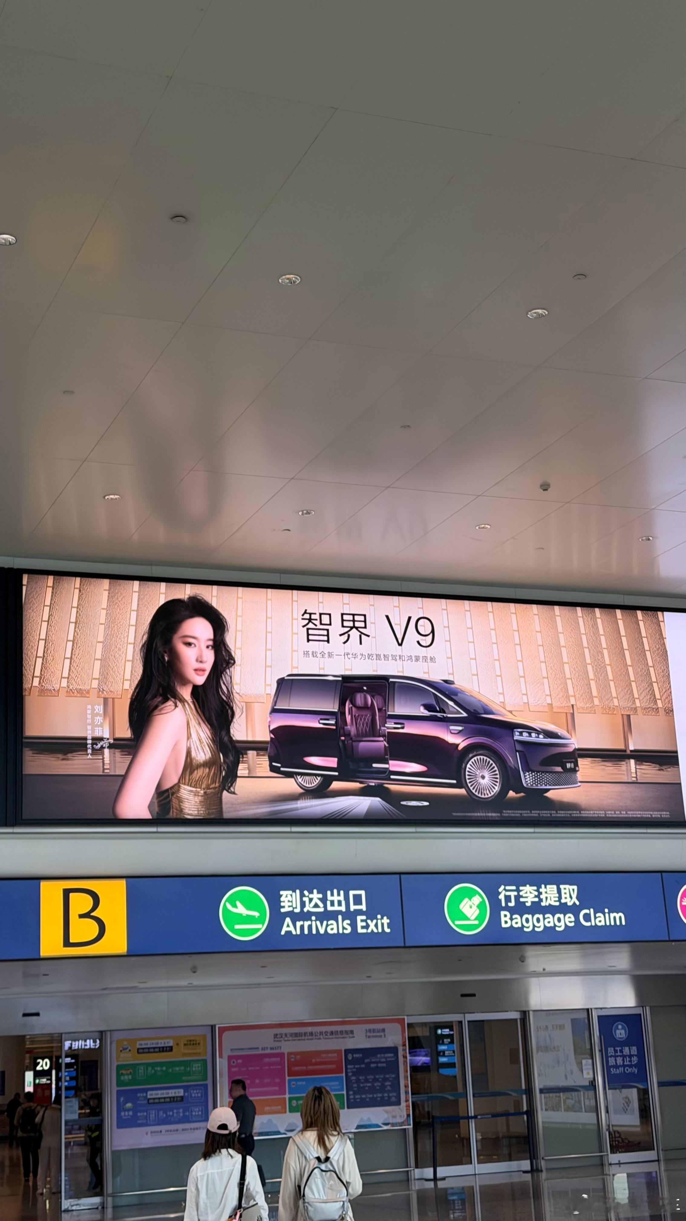 你知道我总拍我喜欢的俩女神同时拥有了我一样的车的照片的后果吗就是被我媳妇一顿输出