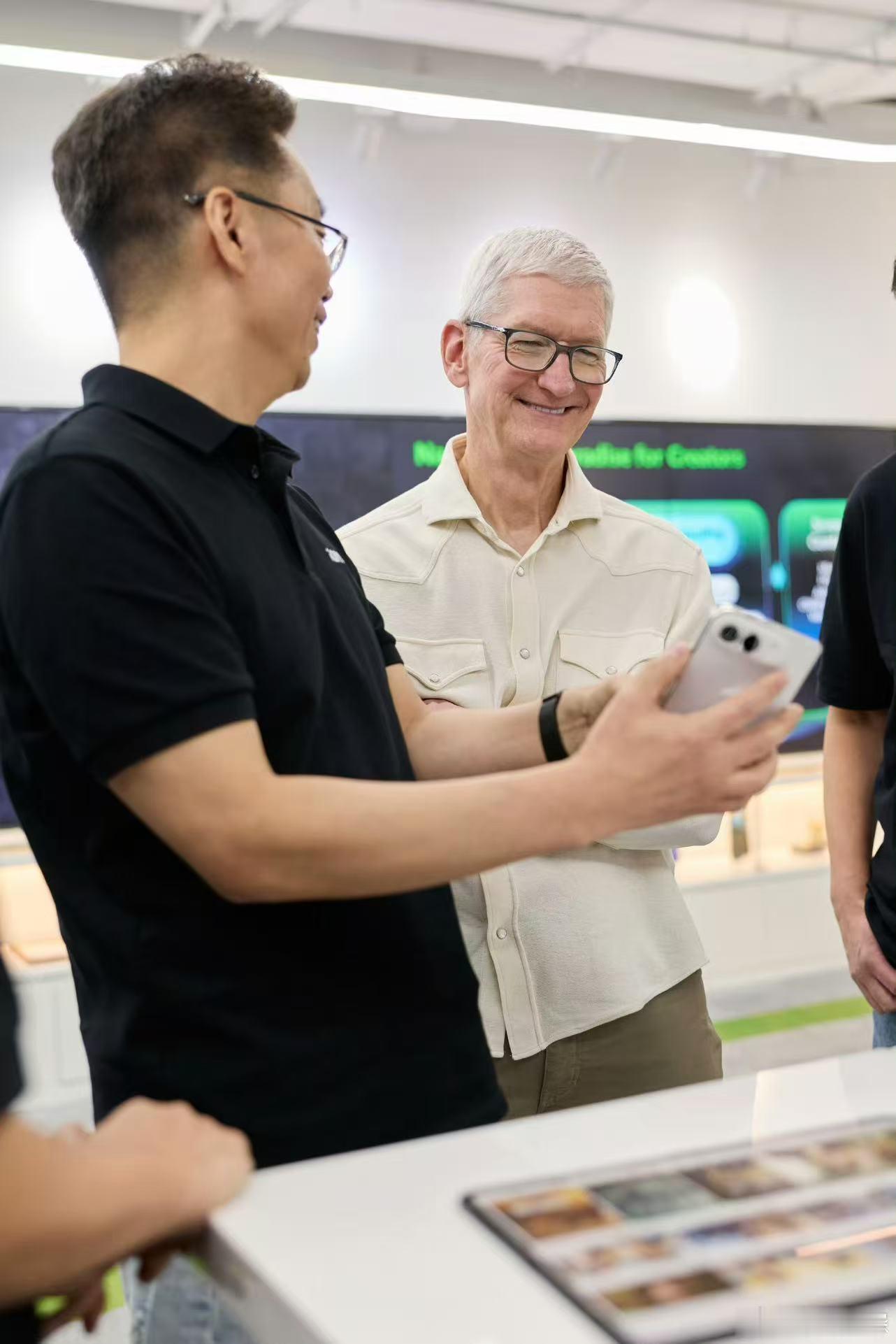 库克爱奇艺 爱奇艺给库克展示了 iPhone Duo 的适配成果，还送了只吉祥物
