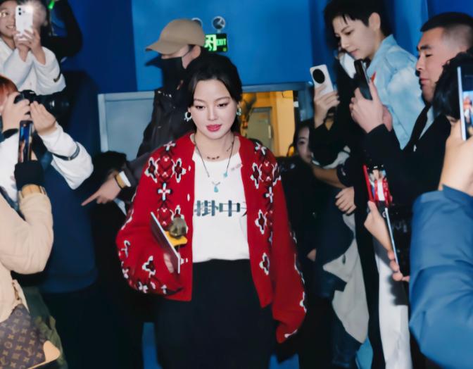 现在全网最不开心的人，
估计就是郝蕾了，
她怎么也没料到，自己质疑辛芷蕾演技后，