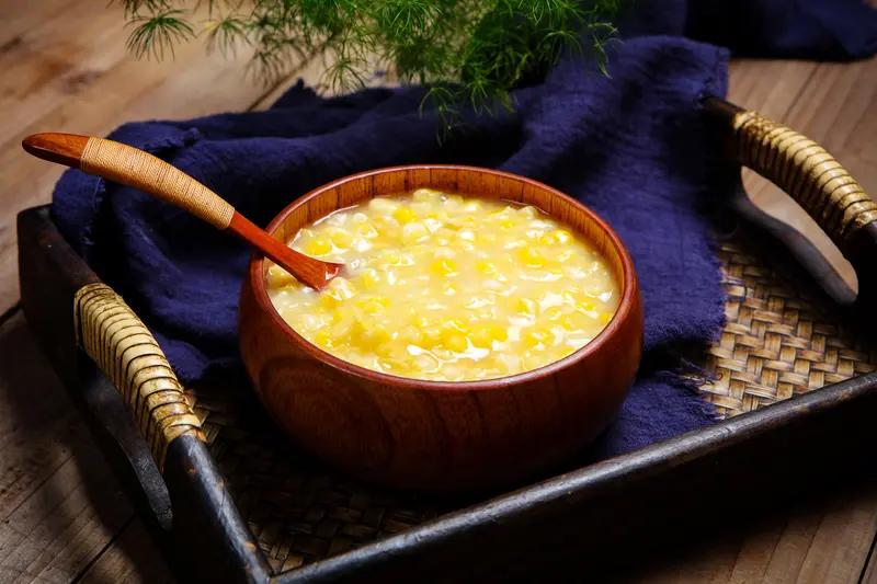 玉米糁稀饭我可太熟悉了！小时候在家乡，早上经常喝。

那时候，天还没亮就得去上学