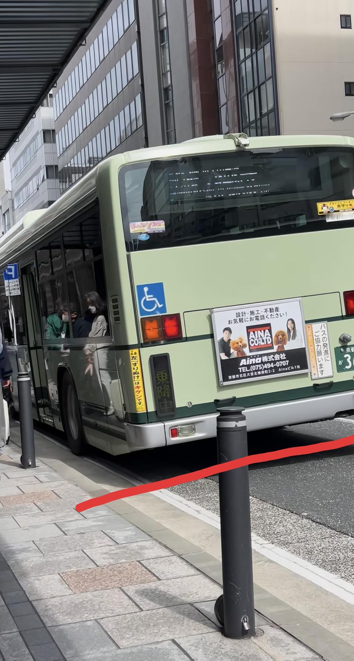 日本公交车，到站后车有个动作，往里倾斜，角度明显。这个技术上不难，关键还是在服务