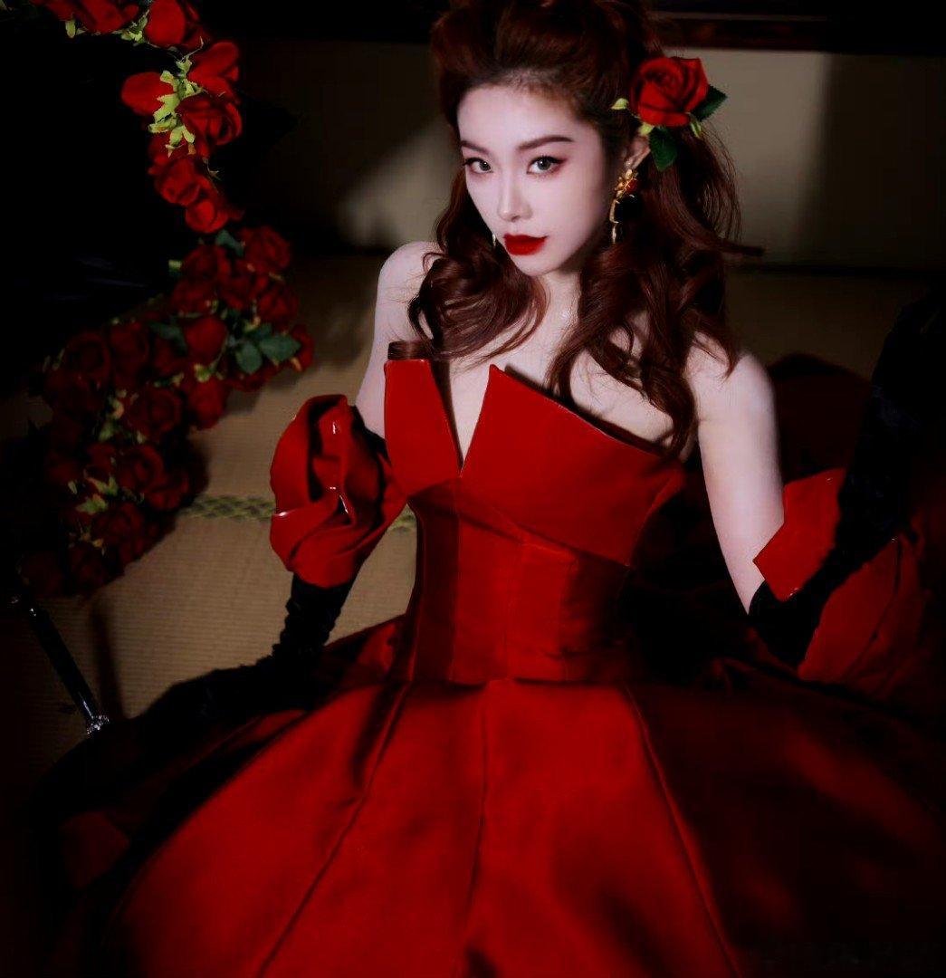 #喻言红发红裙红唇##喻言暗黑玫瑰公主妆#喻言和红色绝配！ ​​​