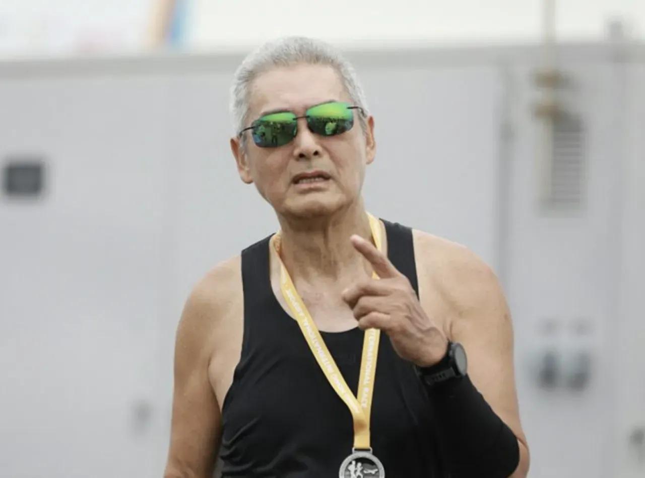 原来，周润发同志已经69岁了。
那个曾经风光无限的“发哥”，
也没能逃过岁月的洗