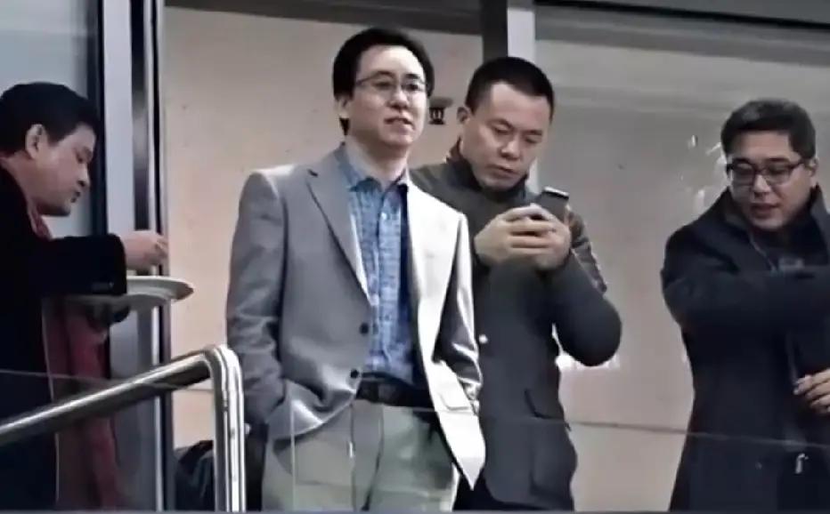 真羡慕有钱人的日子，
看许家印身边跟着几个随从。
许家印香港别墅