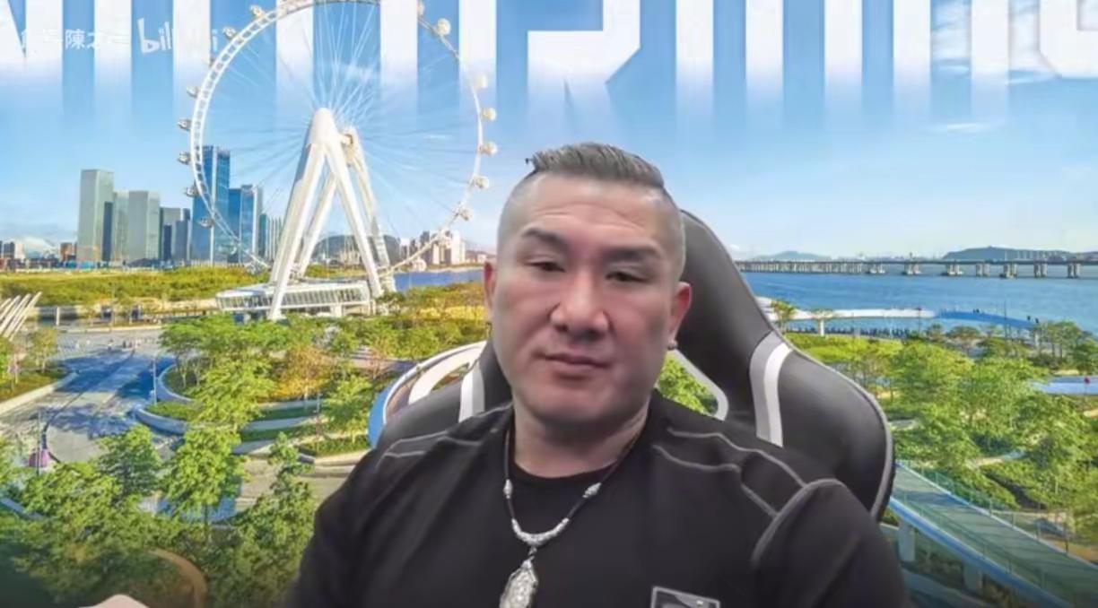 馆长说：我真的可以去看大陆的 9.3 大阅兵，可是我的朋友，家人和员工们都劝我不