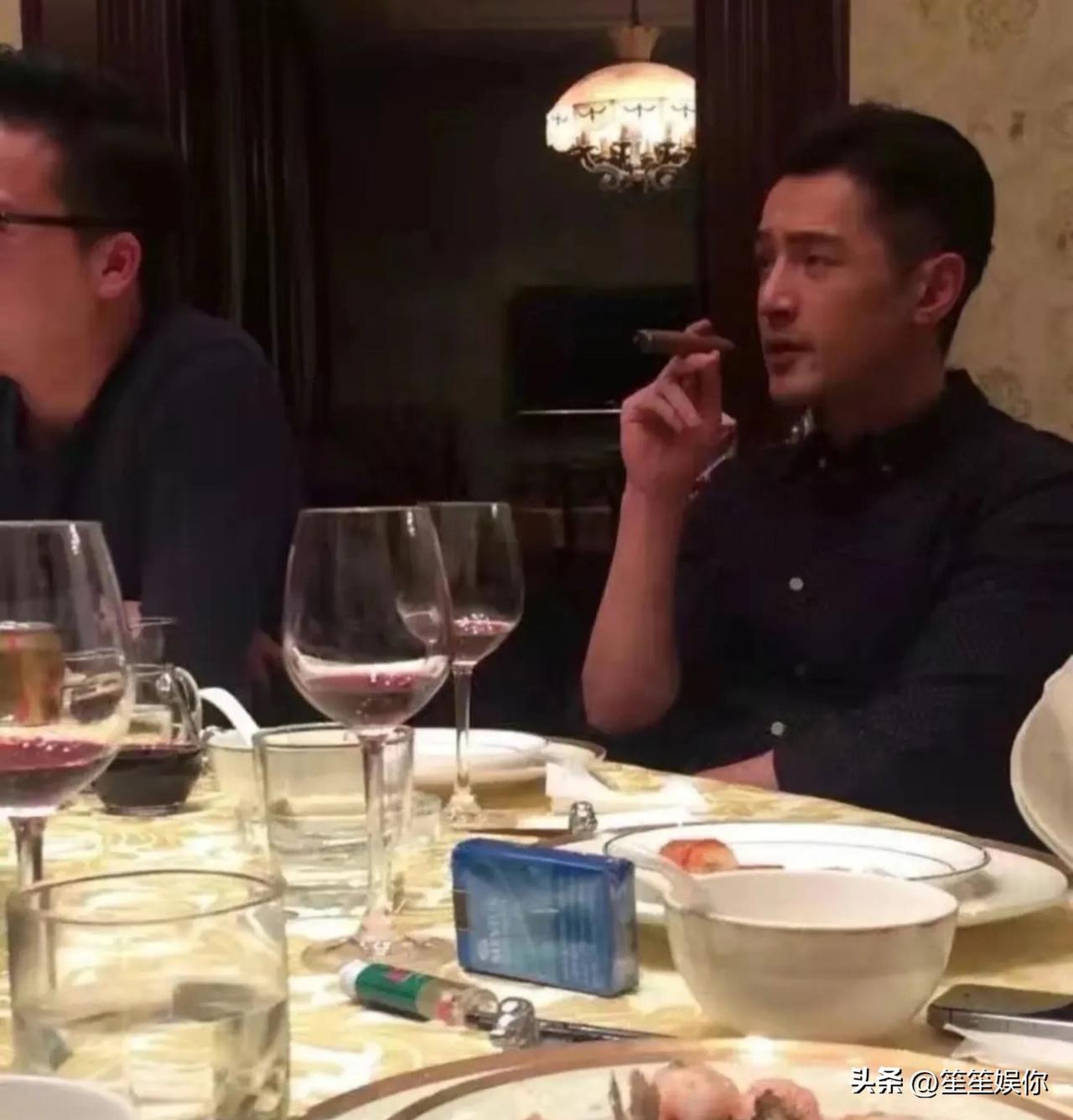 褪去聚光灯的精致包装，胡歌在饭局里活成了最自在的模样。

黑衬衫衬着随性姿态，指