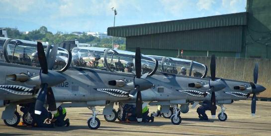 洪森这次真急了。压箱底的看家精锐都投了进去。他那支“红帽子”特种部队，现在也得去