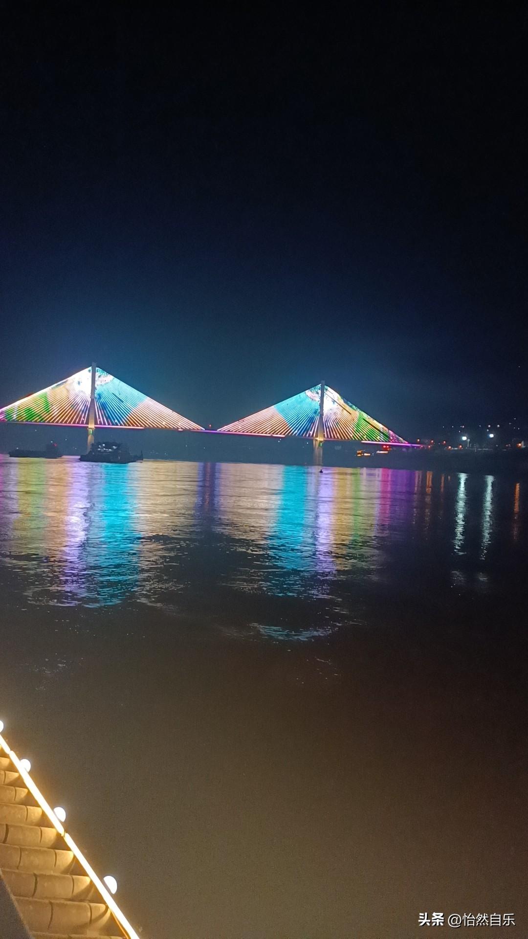 分享随手拍的景色看到这里夜景，就知道咱们国家是特别强大、繁华。