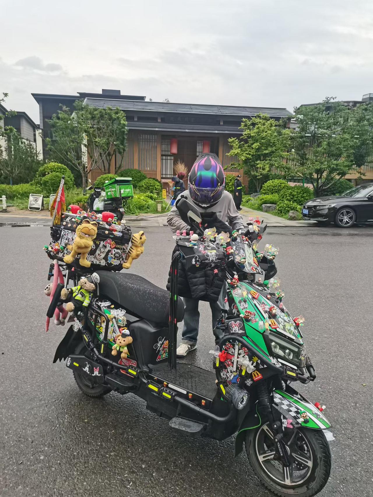 童心未泯的快乐快递小哥