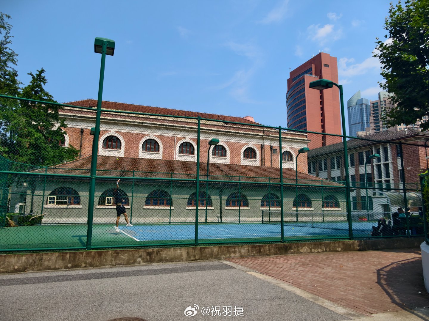 在交大讲完课逛了校园，好羡慕有肯德基。 上海·上海交通大学徐汇校区人文学院
