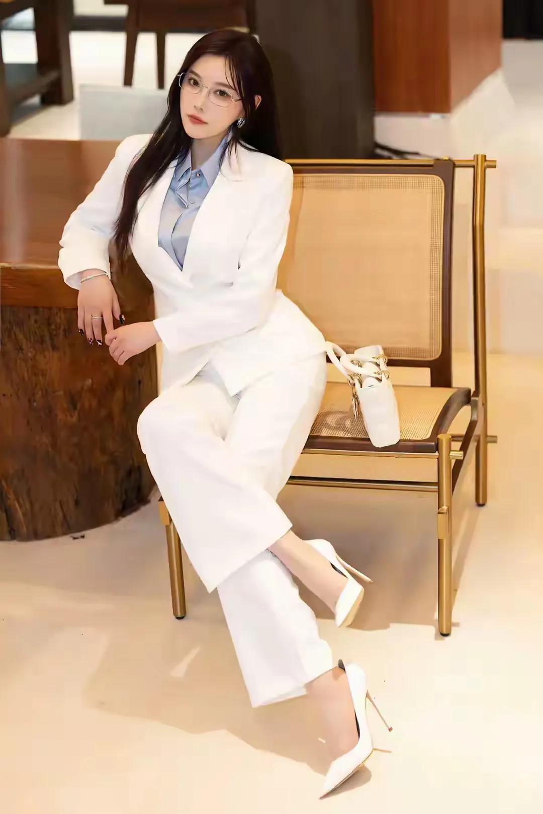 大美女晨晨，白色西装，白领制服