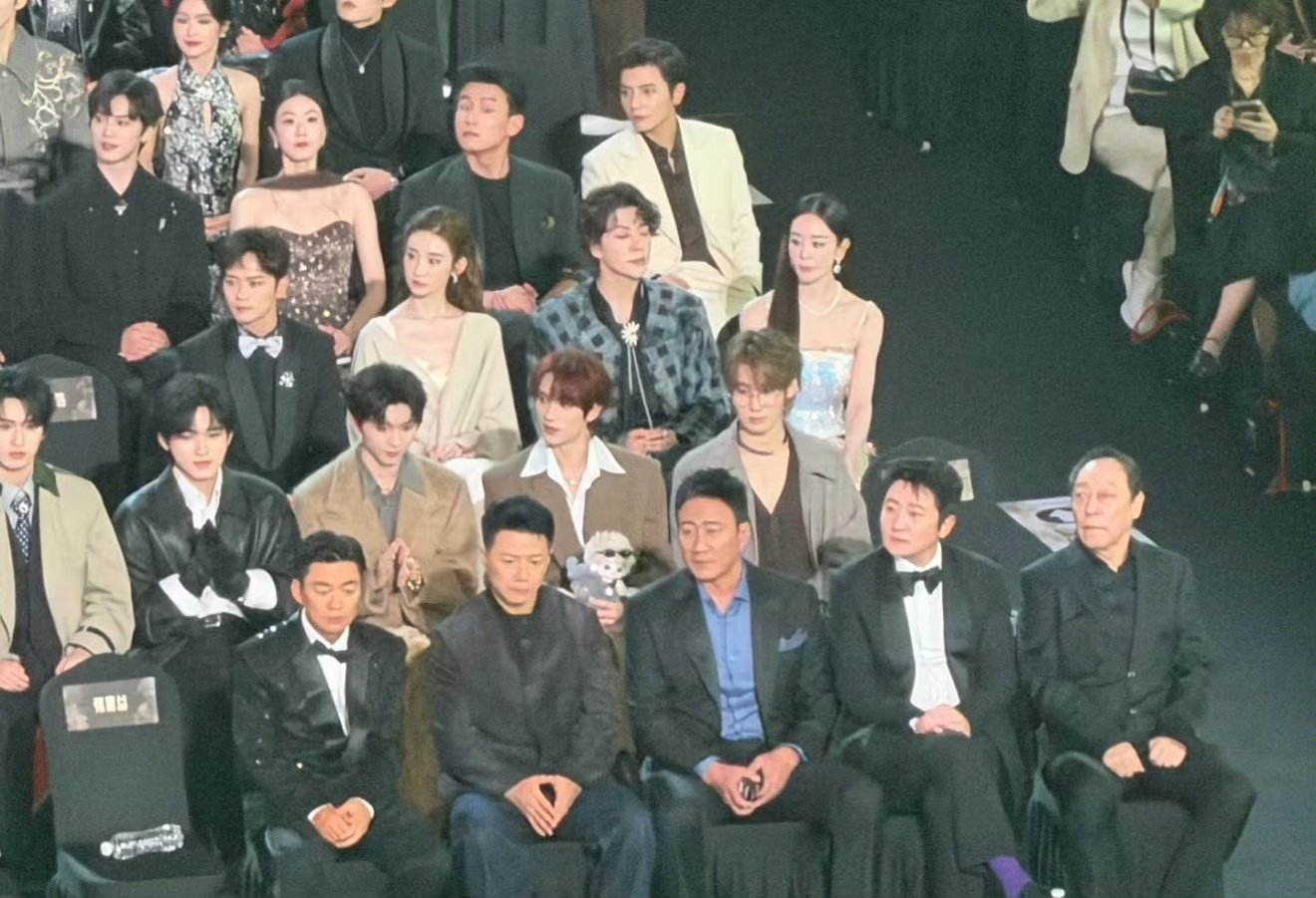 丁程鑫拿着刘耀文的棉花娃娃 时代少年团拿着刘耀文的棉花娃娃 丁程鑫拿着刘耀文的棉