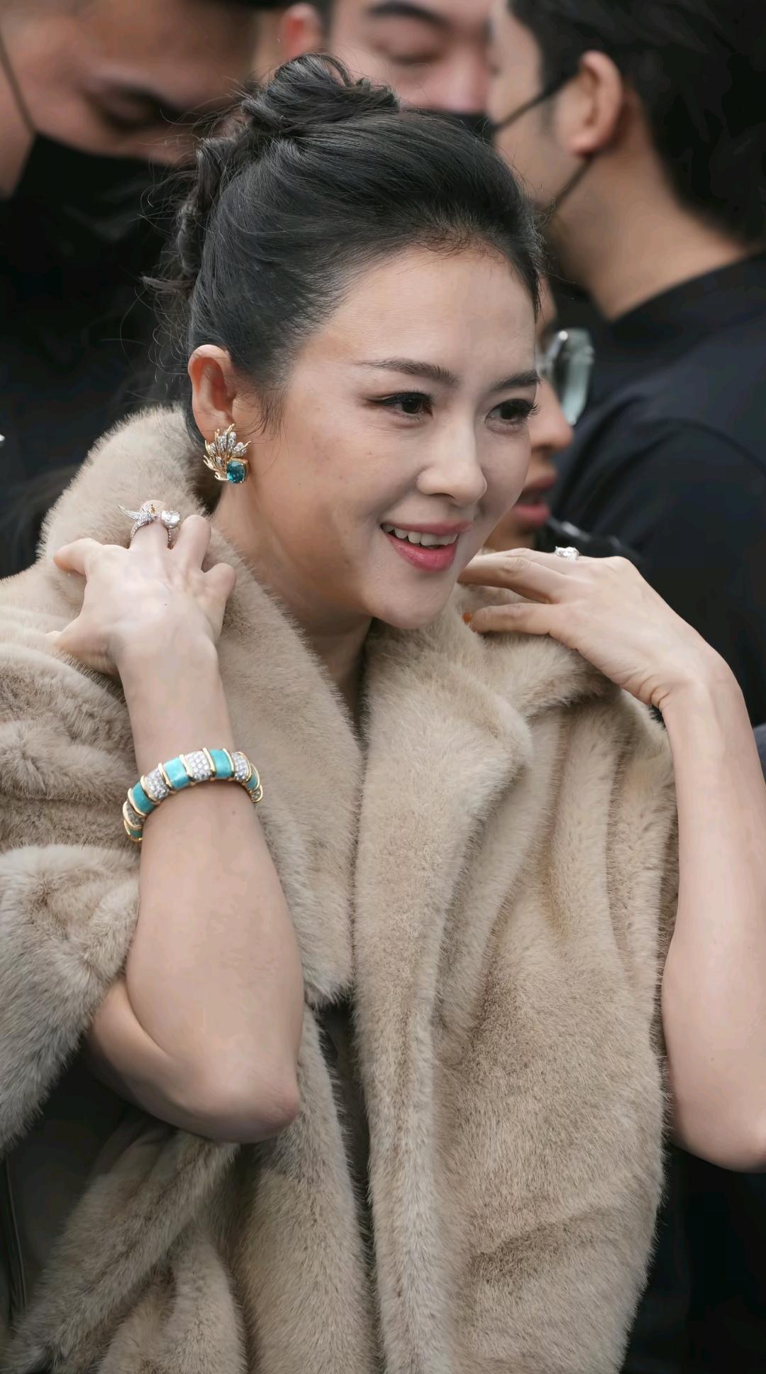 47岁的章子怡胖了，脸圆了，身材也没以前苗条了。

章子怡最近出席活动，大家发现