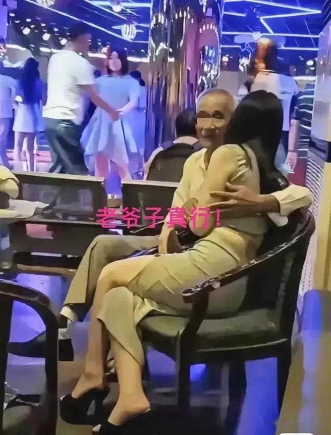 这老爷子精力充沛，身体倍儿棒，心态年轻，看着着实让人羡慕不已！