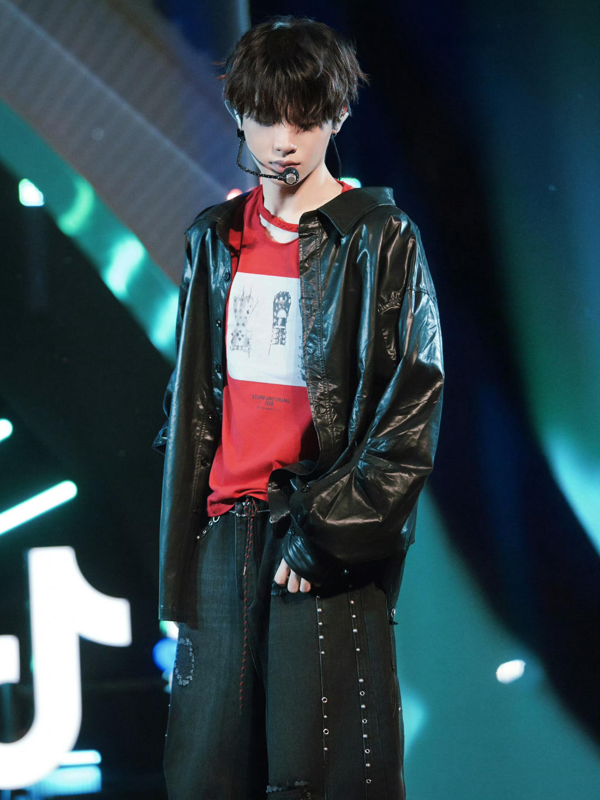 我说这个梓渝和黄明昊是不是有点像哇梓渝的眼神