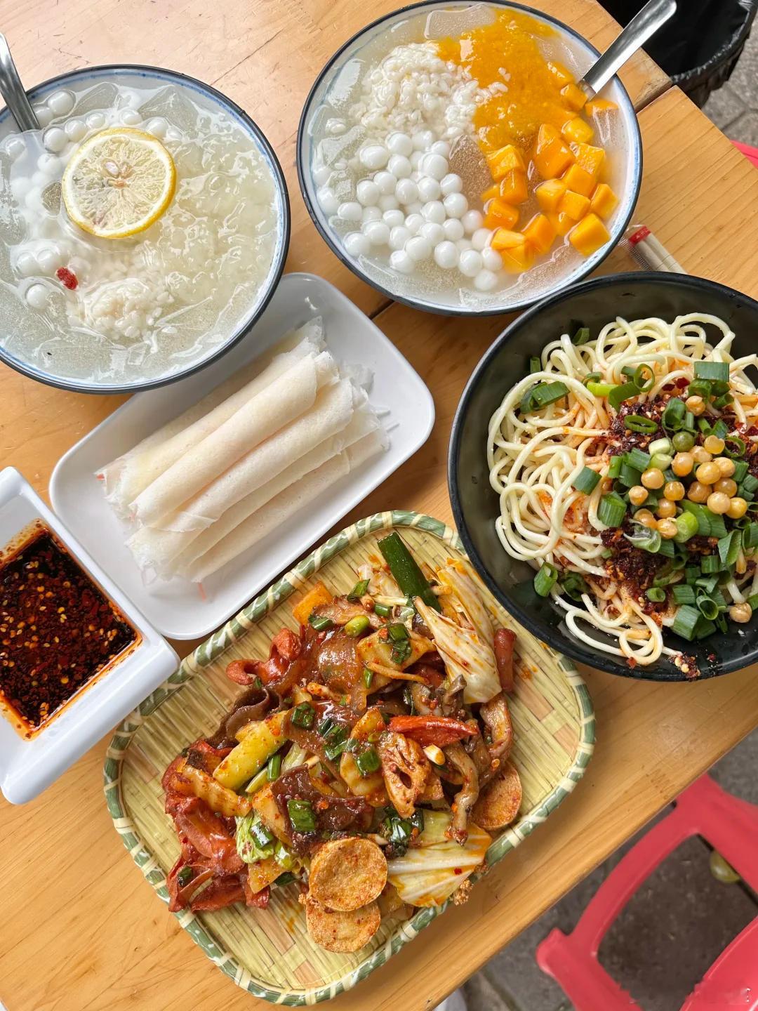 四川公主的下午茶[比耶] 这家在都江堰，比较出名的一家冰粉店，人比较多，外面坝子