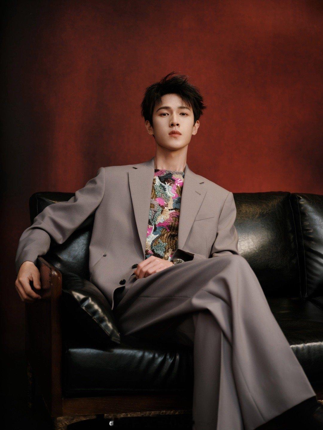 李昀锐浙江卫视跨年造型出图，优雅清俊风流倜傥贵公子！！