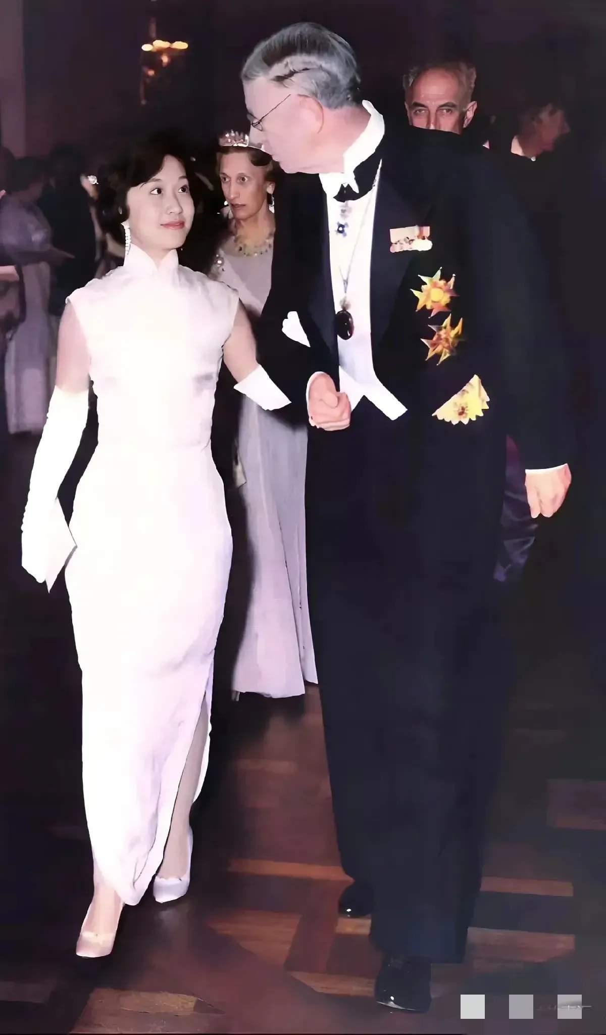 这个是70年前的杨振宁先生与当时夫人的照片。当时杜致礼这身材真心的是好。可以说是