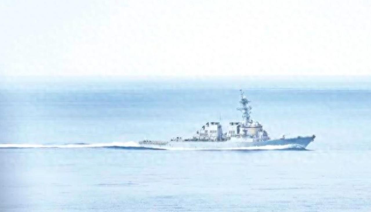 美驱逐舰南海突发断电，海上漂流整整四天。7月底，美军伯克级驱逐舰本福德号在南海航
