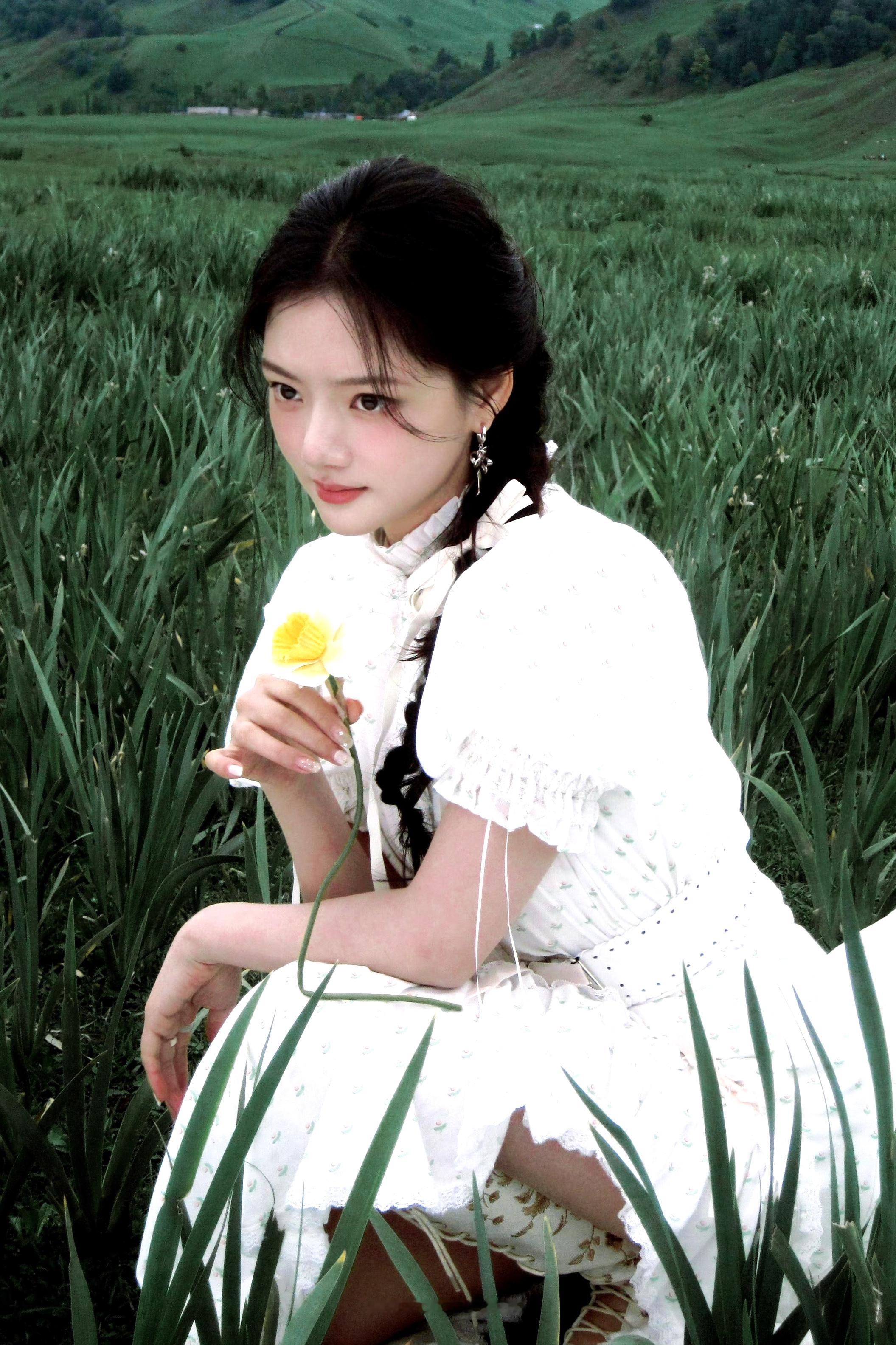 任敏。“躲进无边绿意里，做一阵无忧无虑的风。” 