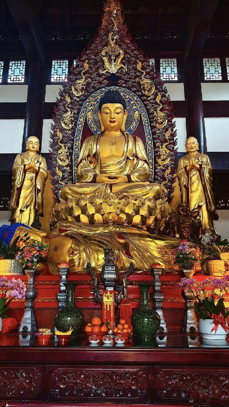 金身坐佛与卧佛同堂｜一眼看透“生”与“灭”的禅意
 
在这座大殿里，一眼便看懂了
