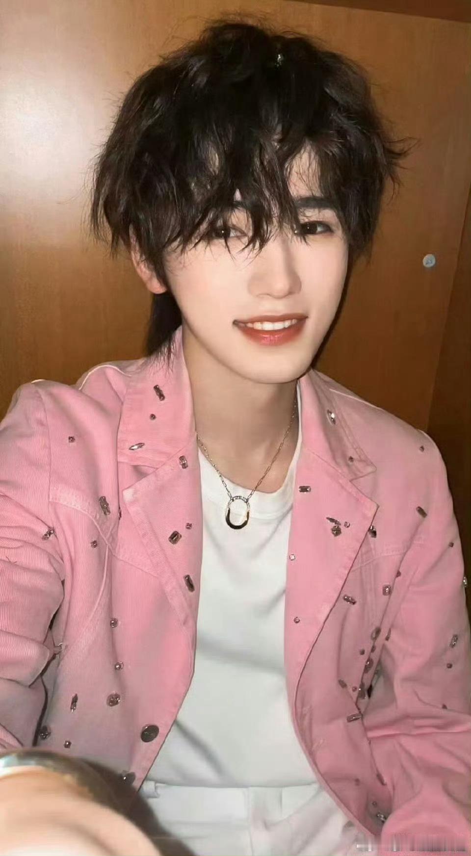 宋亚轩身上痒就去洗澡 静默时帅得很出挑，“身上痒就洗澡”的小互动却自带喜感，宋亚