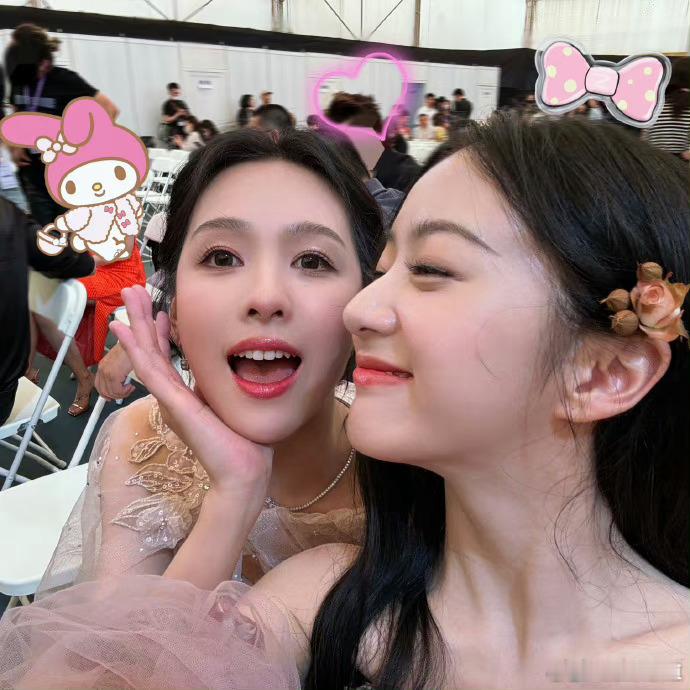 #陈都灵包上恩自拍#《金庸武侠世界》剧组重聚！美女贴贴对我的眼睛特别好！[爱你]