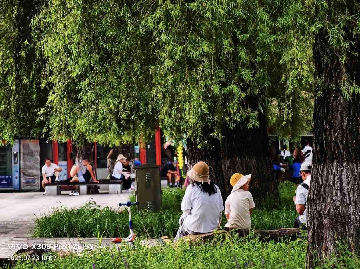 今天天气，早上多云，白天阵雨，气温21度至30度，东南风2级，空气质量优。

适