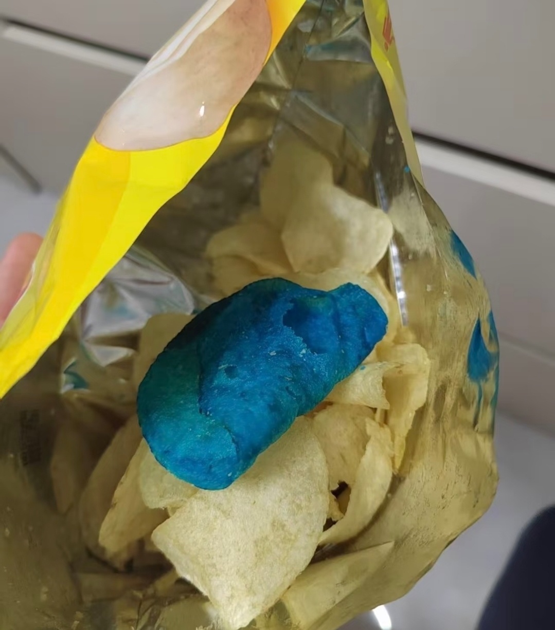 乐事确认：“蓝色薯片”为工厂着色验证薯片乐事薯片中发现蓝色异物，经核实为工厂着色