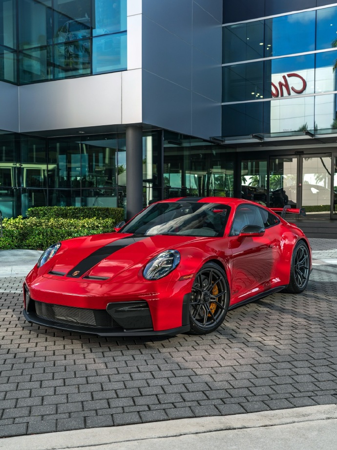 这台警卫红涂装的全新911 GT3 Weissach套件版，光颜值就把荷尔蒙拉满