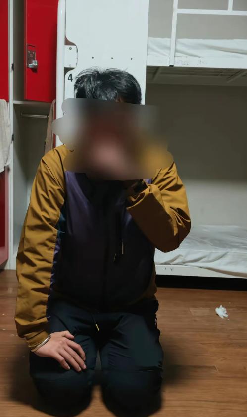 太让人愤怒了！

22 岁的中国女生独自在韩国旅行，入住釜山一家青年旅社，凌晨睡