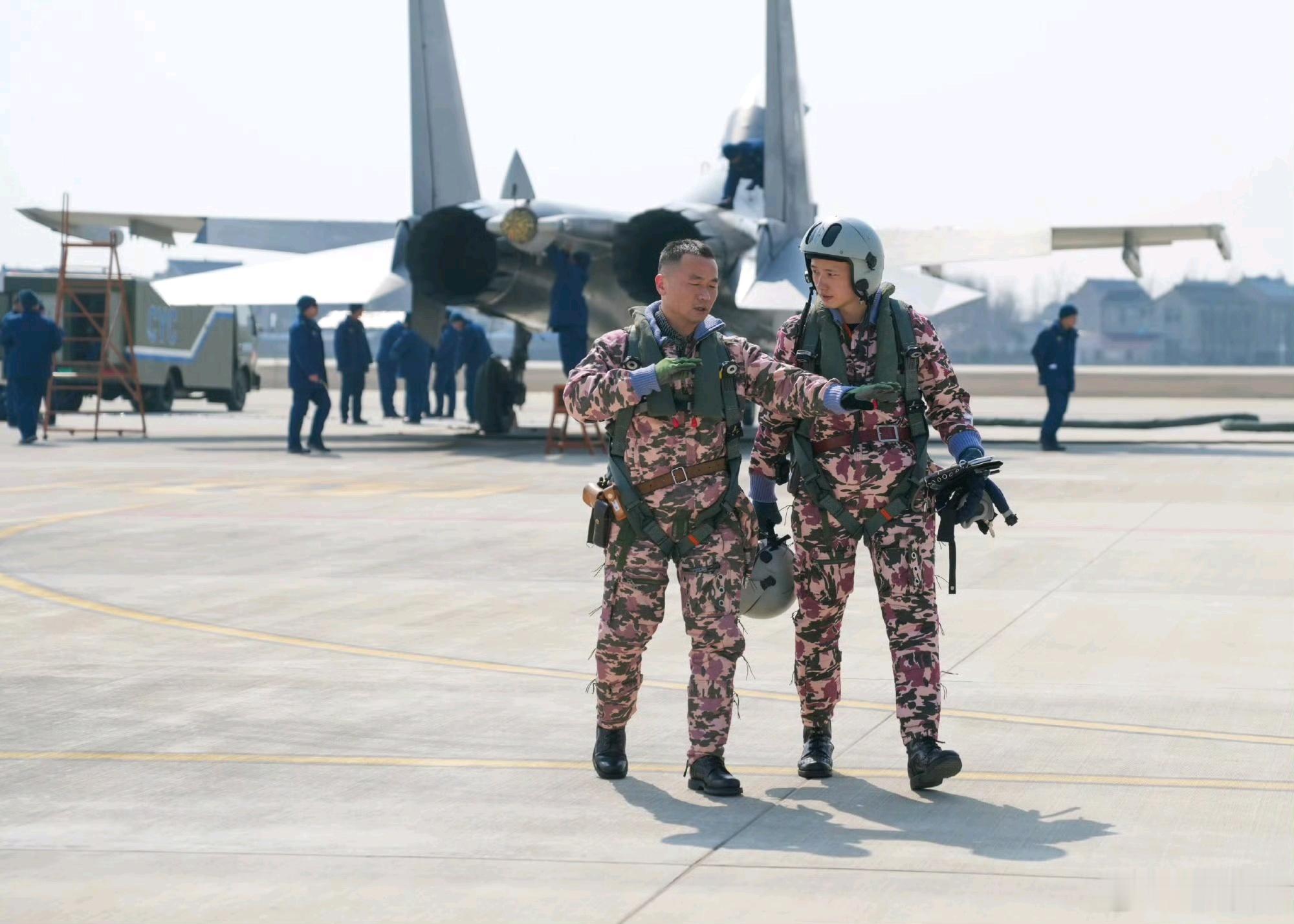 穿高空代偿服的歼-15T舰载战斗机飞行员 