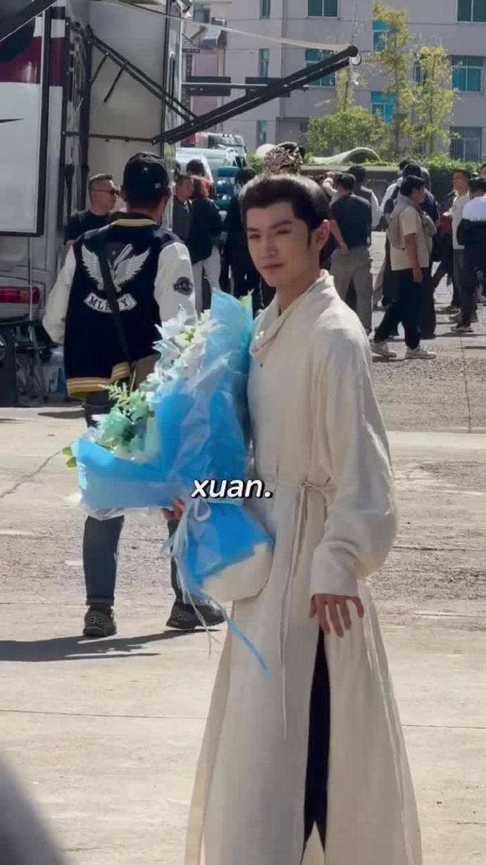 陈哲远片场粉丝庆生 陈哲远生日直播吃播  陈哲远片场粉丝庆生，谁懂全场喊生日快乐