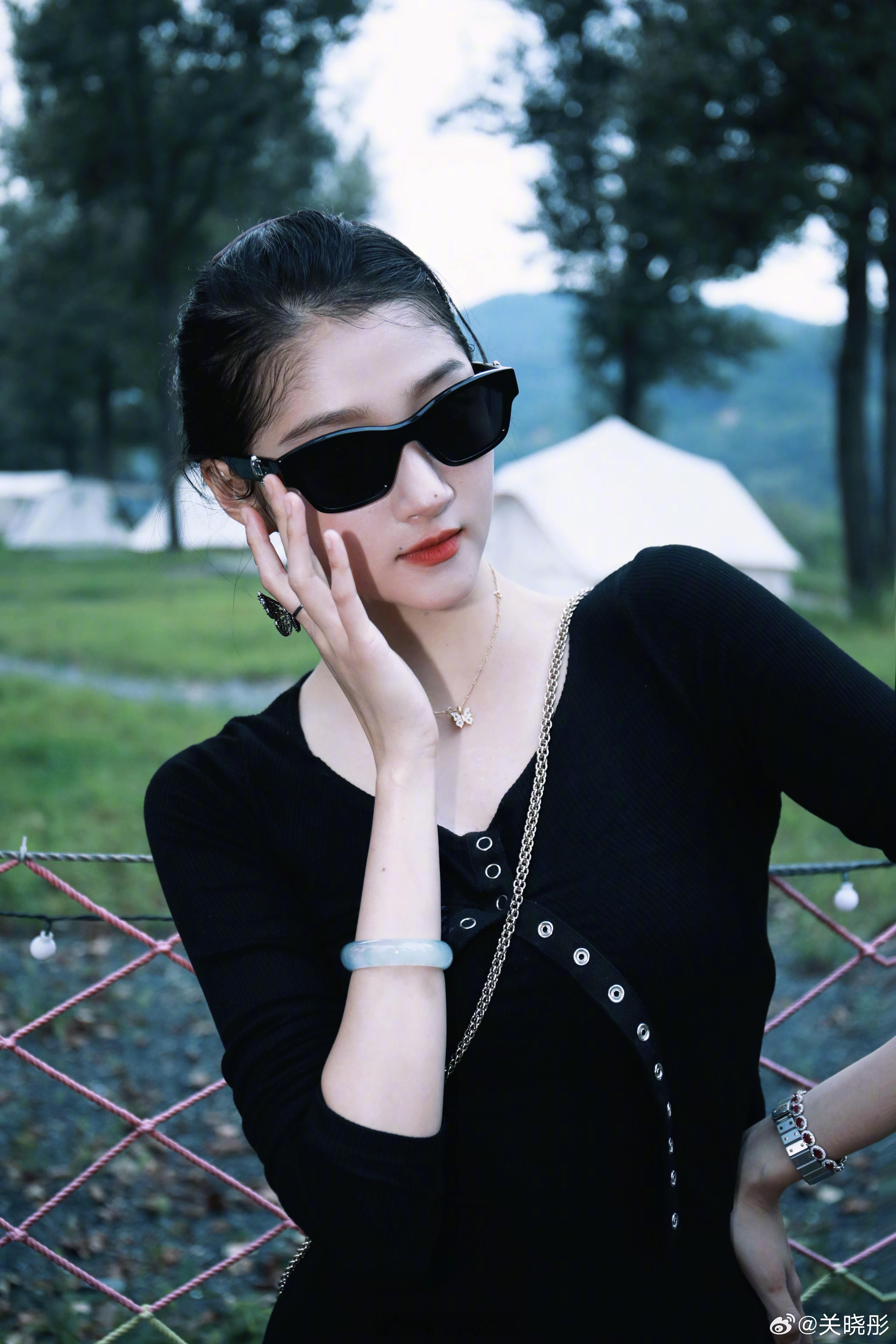 #谁来给关晓彤递个特工本子##关晓彤酷飒拽姐# 关晓彤在公园的这一身黑色造型，实