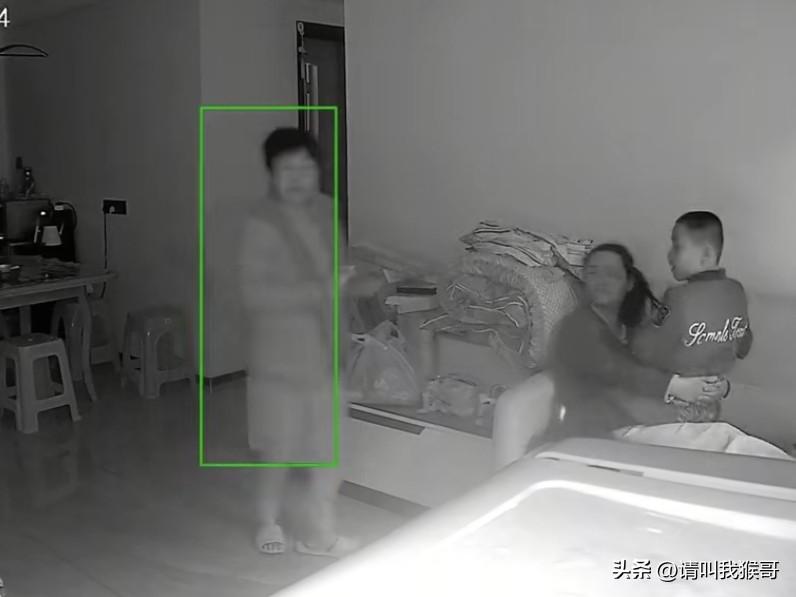 一女子发视频称，昨晚陪着儿子在客厅看恐怖片，儿子觉得关灯看更有意思，结果婆婆出来