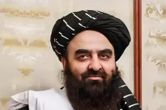 阿富汗新政目前主要靠塔利班主导，国内局势基本稳住了，但国际上承认的国家不多，经济