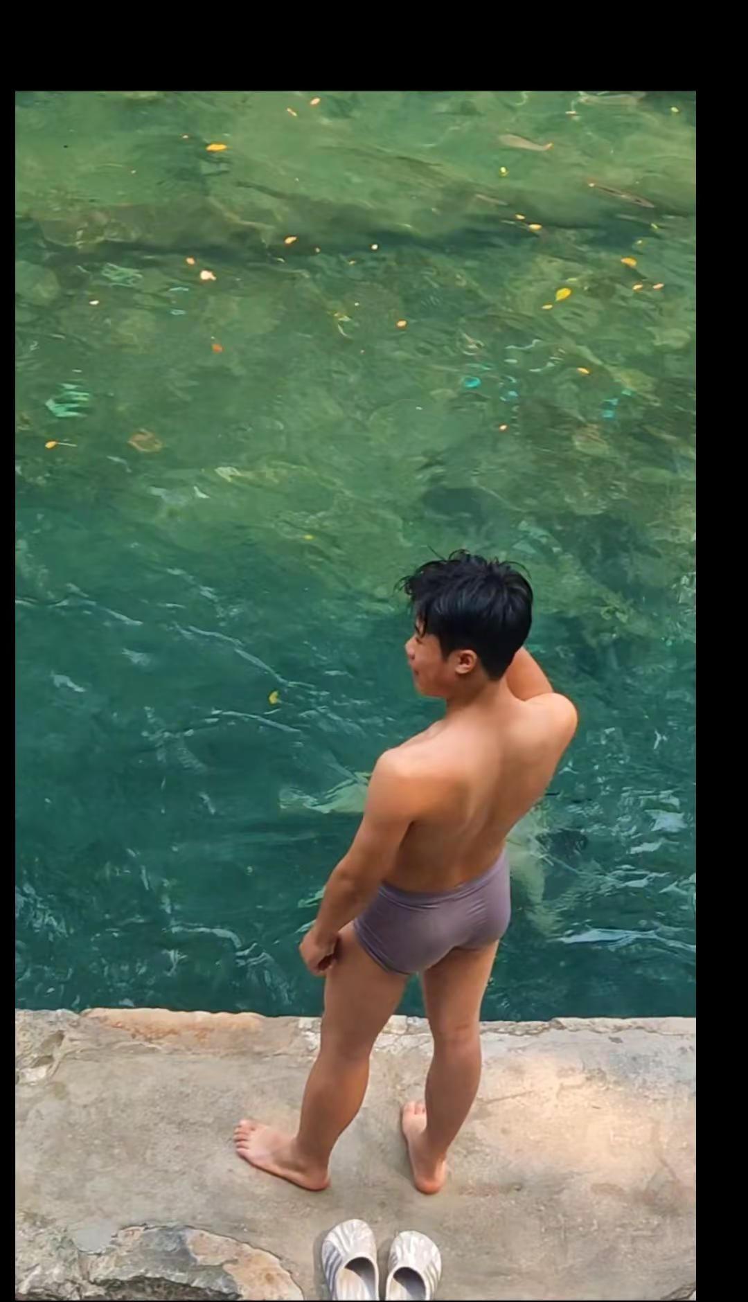 🌊跳水超刺激天然泳池打卡太爽。水质清透的天然泳池，是跳水爱好者的宝藏打卡点。纵