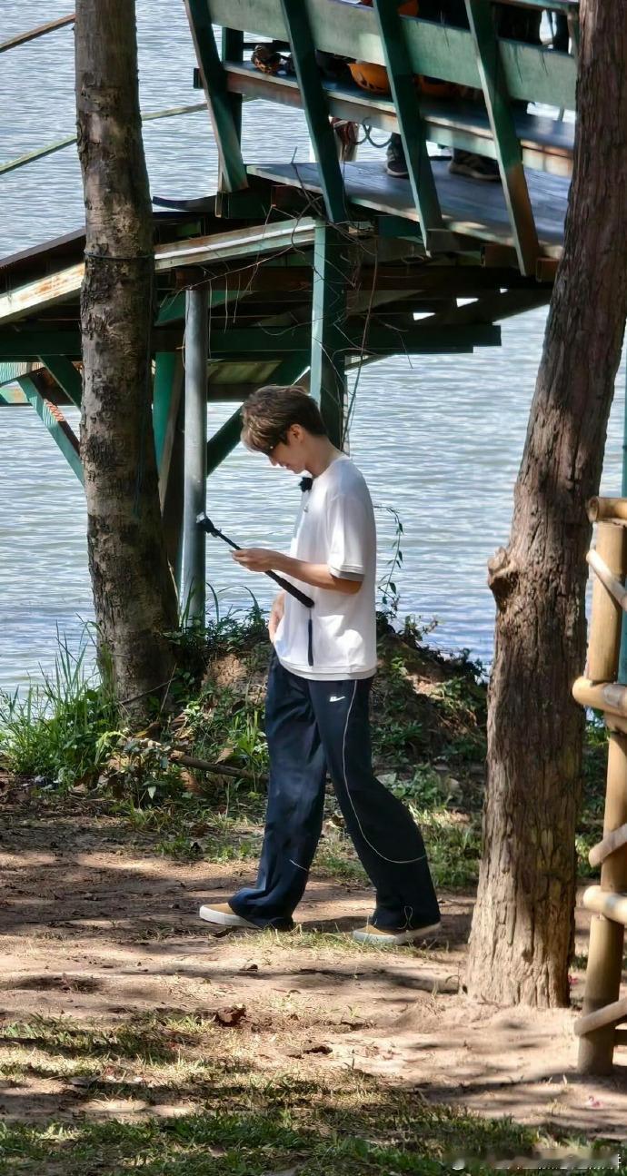 王俊凯好好生活路透梦回高能少年团王俊凯白T清纯男大既视感原来少年感真的可以一直留