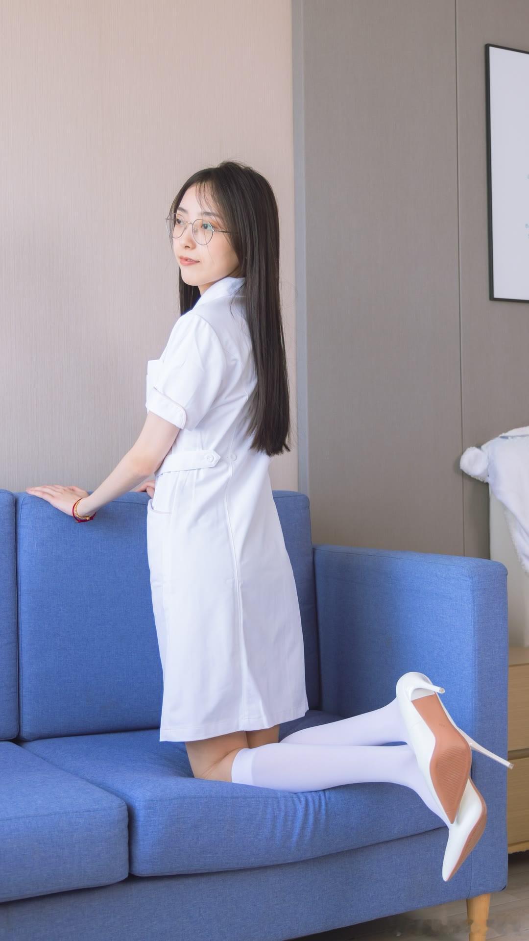 稚予，白色小腿袜配白高跟～ ​​​